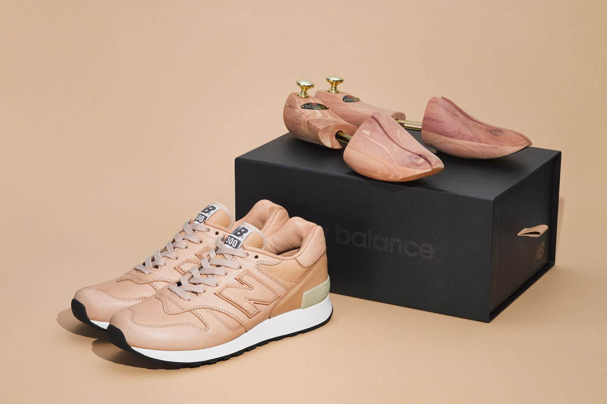 ニューバランス「M1300」の日本製スニーカー、ベージュ×最高級レザーでフルハンドメイド
