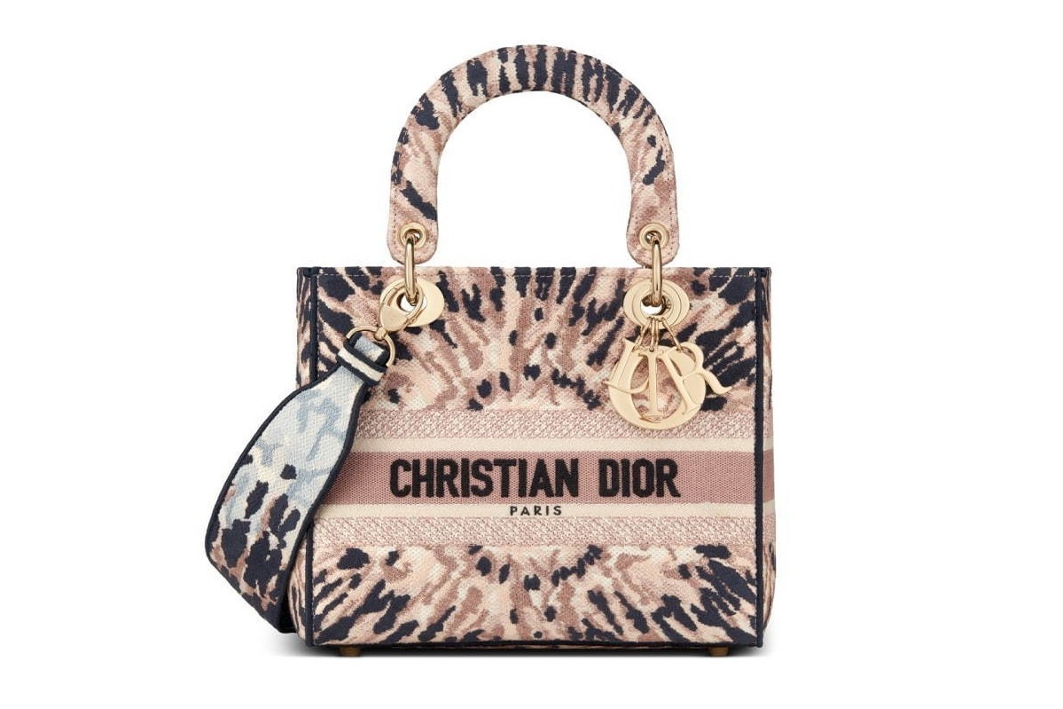 レディ ディオール｜ディオール“タイダイ”の「タイ＆ディオール」黒が差し色の「レディ ディオール」バッグなど