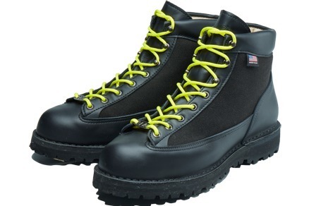 ダナー×ウィンダンシー、ネオンシューレースのブーツ「ダナーライト」やロゴ入り3WAYコートなど