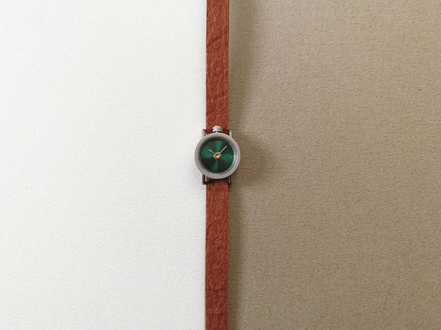 指輪”になるミニ時計「リルサークル」ゴールドの針を配した新作 