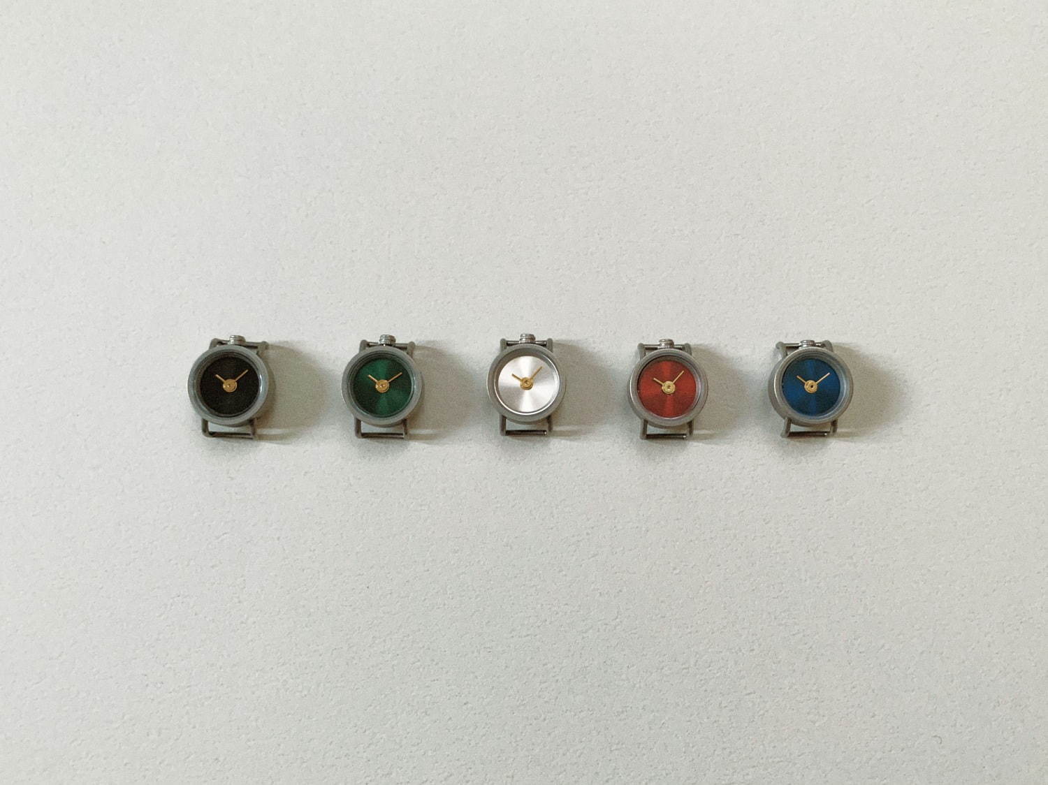 指輪”になるミニ時計「リルサークル」ゴールドの針を配した新作 