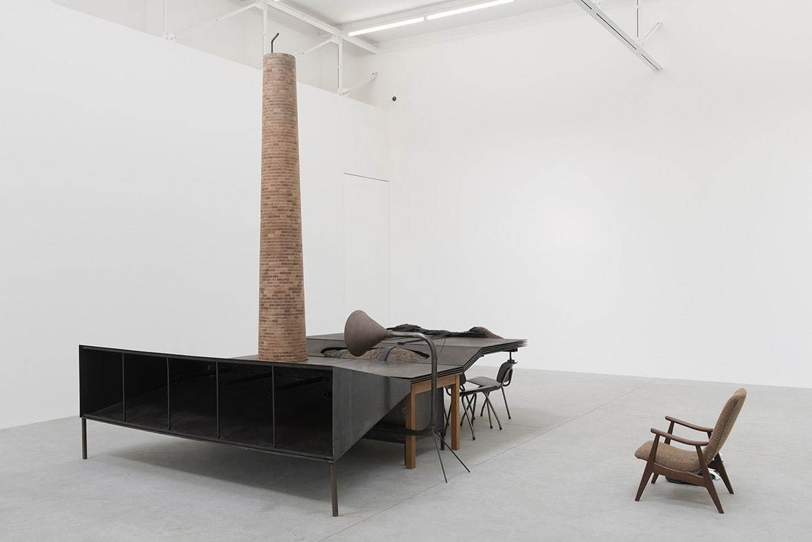 マーク・マンダース《舞台のアンドロイド(88%に縮小)》2002-14年
Courtesy: Zeno X Gallery, Antwerp Photo: Peter Cox