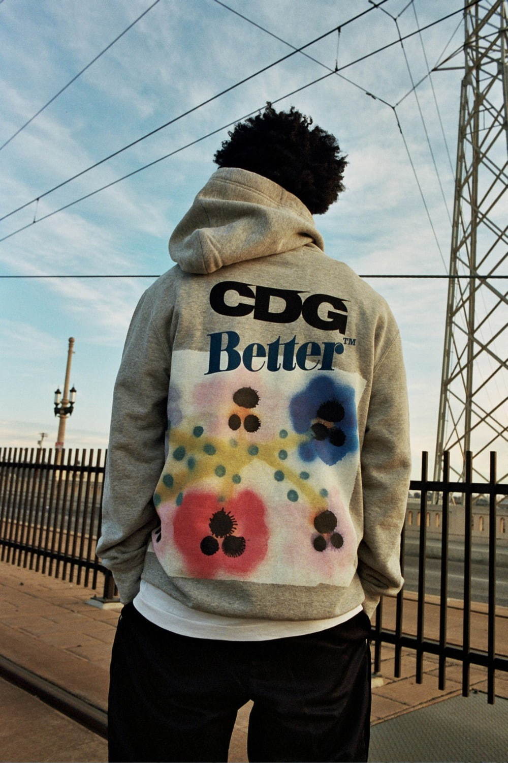 CDG×ベターギフトショップ、サイケなグラフィック＆ロゴのTシャツと ...