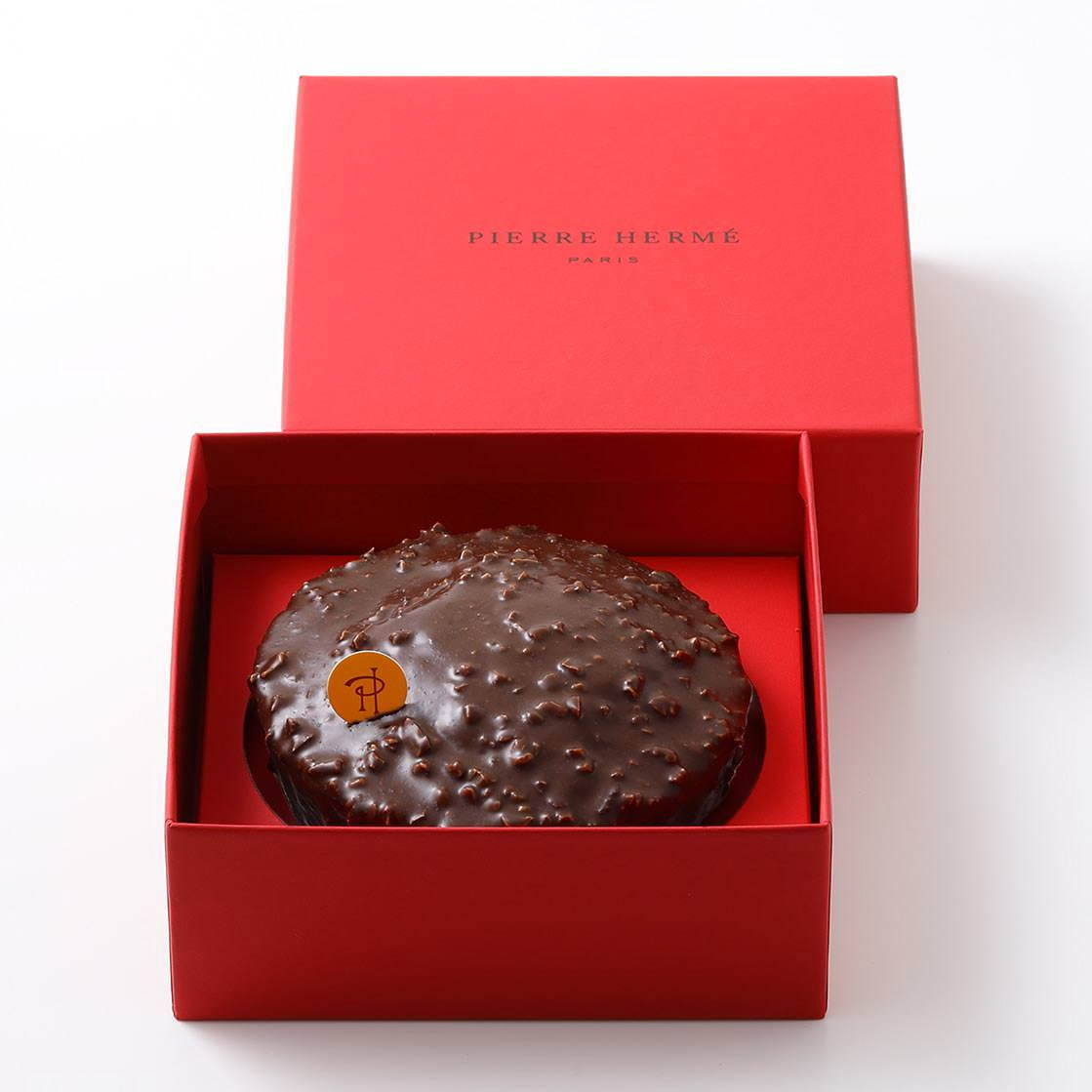 ピエール・エルメ・パリのバレンタイン"杉の実"チョコレートやショコラマカロン、ハート型ケーキも｜写真28