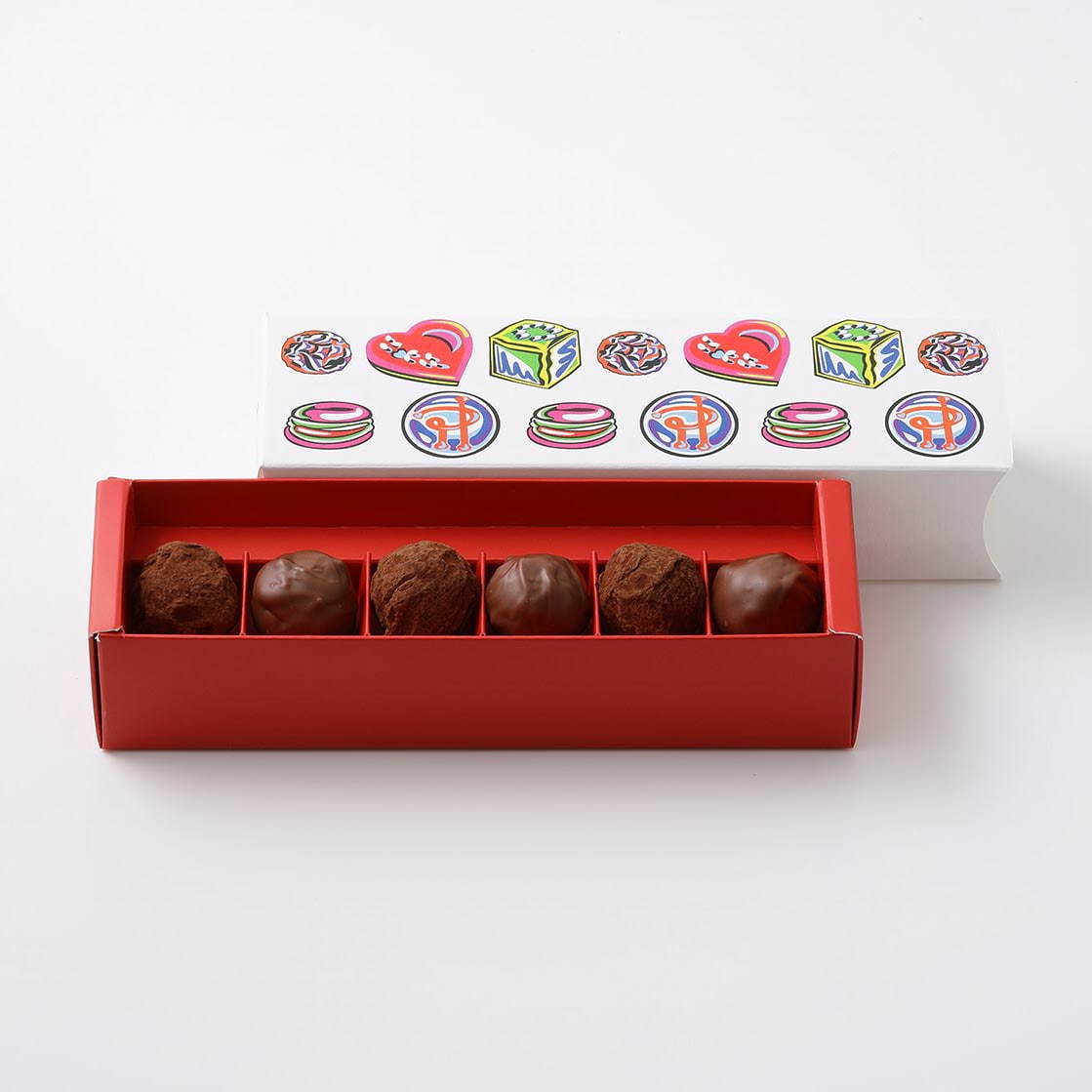 ピエール・エルメ・パリのバレンタイン"杉の実"チョコレートやショコラマカロン、ハート型ケーキも｜写真24
