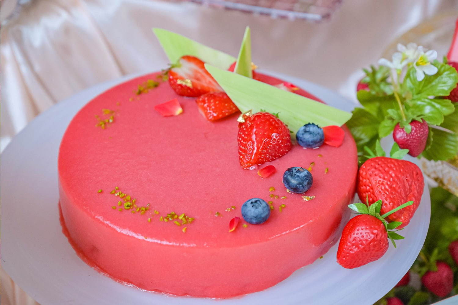 ピンク×アートの苺スイーツビュッフェが大阪で、“彫刻”ショートケーキやピンクモンブランなど｜写真6