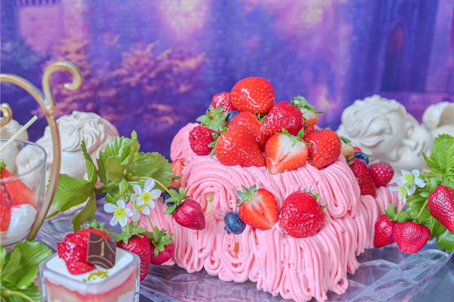 ピンク×アートの苺スイーツビュッフェが大阪で、“彫刻”ショートケーキやピンクモンブランなど｜写真4