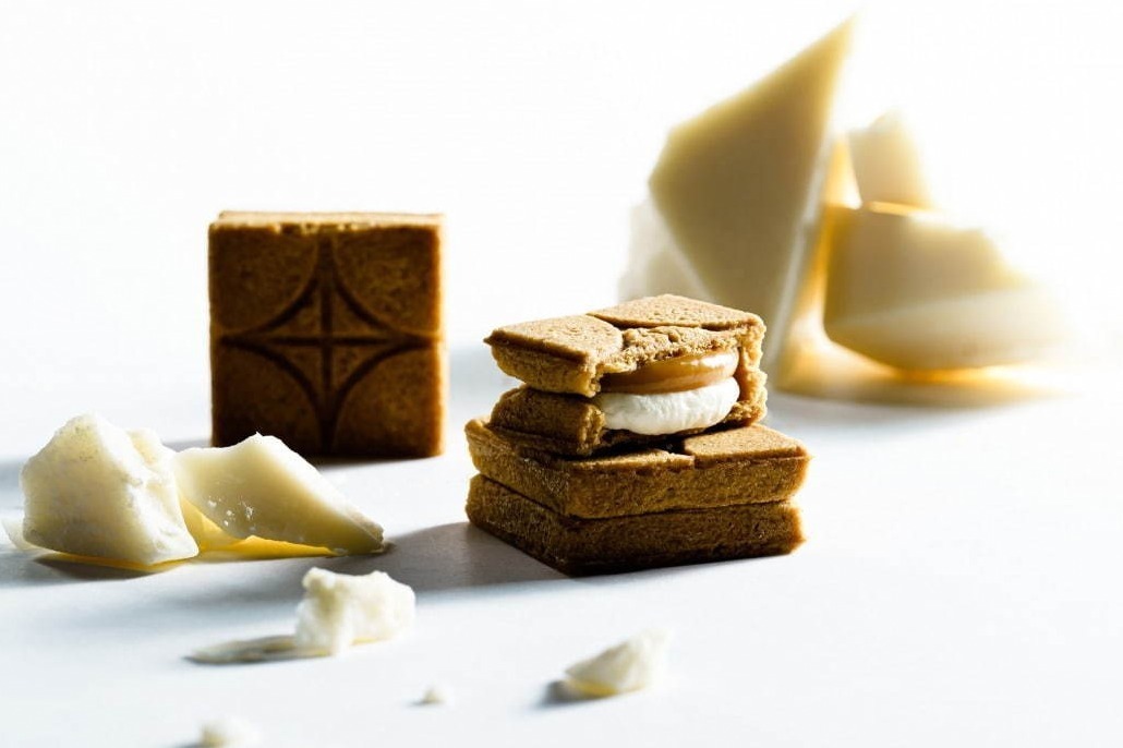 プレスバターサンドの新フレーバー“ホワイトチョコキャラメル”バニラ風味のクッキー生地で