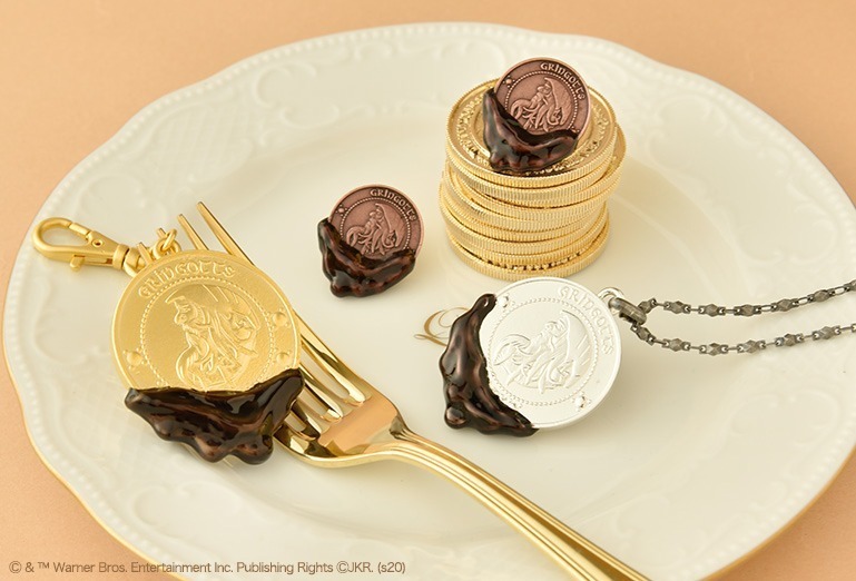 Gringotts Bank Chocolate Coin ネックレス 12,000円＋税
ピアス(1Piece)・イヤリング(1Piece) 各6,000円＋税 / バッグチャーム 10,000円＋税