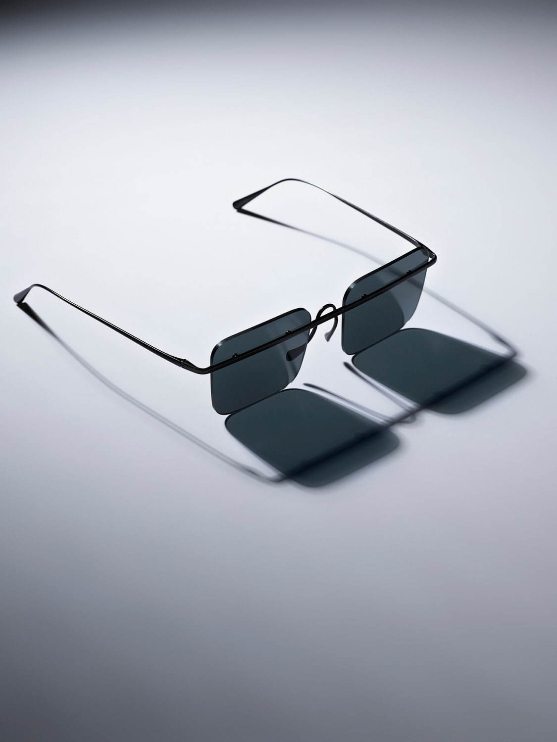 イッセイ ミヤケ アイズの新作サングラス、レンズ横切る“直線フレーム”ユニセックスで｜写真10