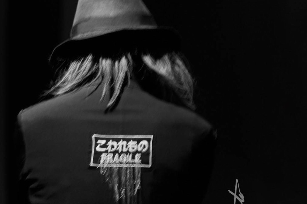 山本耀司｜ヨウジヤマモト21年春夏メンズ新作、「こわれもの」刺繍入りドクターコートやシングルジャケット