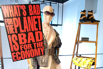 【レポート】ヴィヴィアン・ウエストウッド青山店10周年！アーカイブ展示＆限定ブーツ、ORBライター