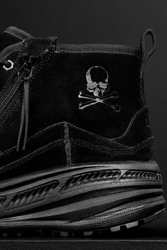UGGとマスターマインド・ワールドの厚底ブーツ、スカル刺繍&D UGGとマスターマインド・ワールドの厚底ブーツ、スカル刺繍&D