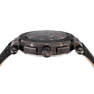 ヴェルサーチェ“文字盤が光る”新作メンズ腕時計「グレカ クロノ 