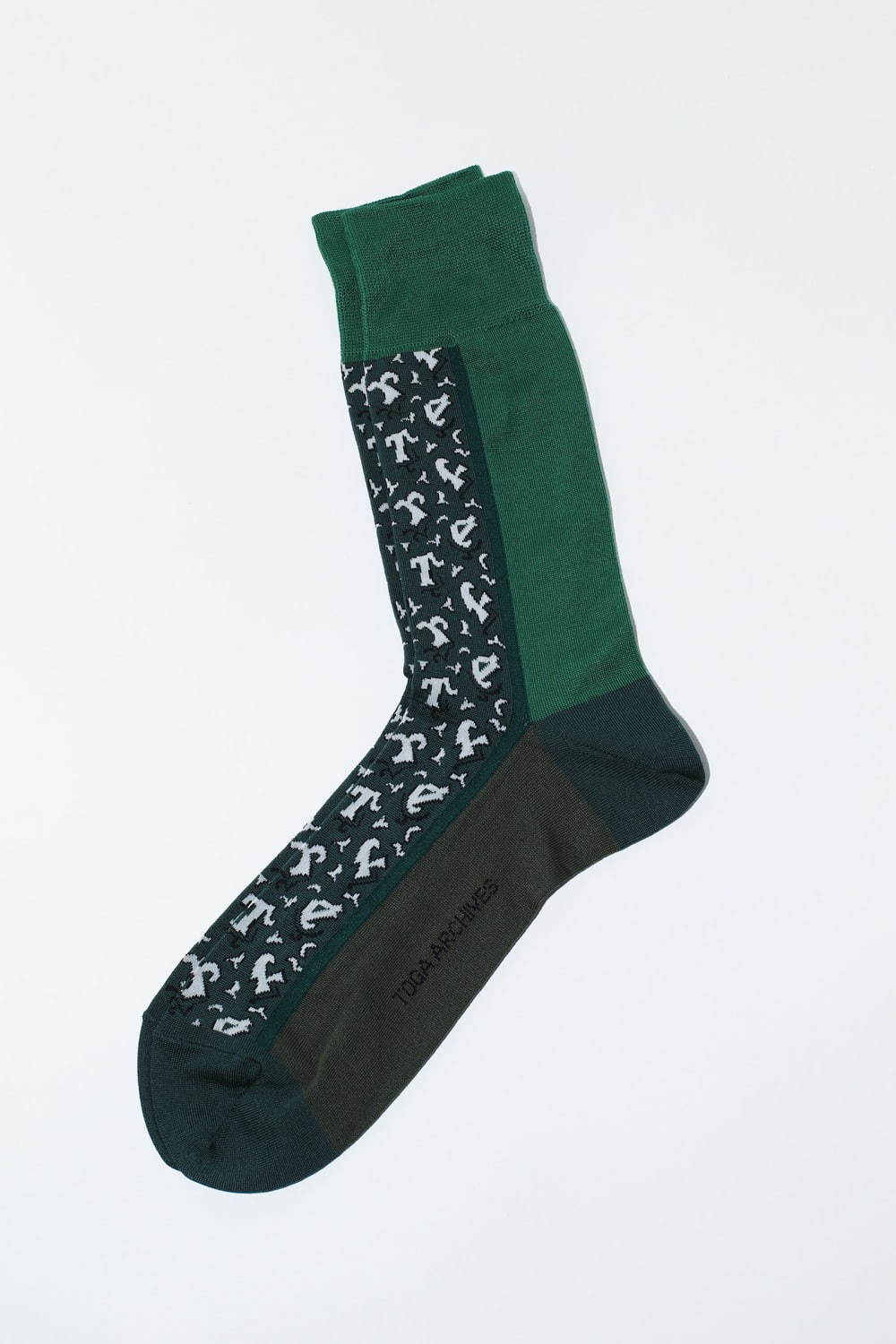 トーガ×タビオの靴下 - “東賀”の文字デザインやシアー素材ソックス、メンズ＆ウィメンズで｜写真11