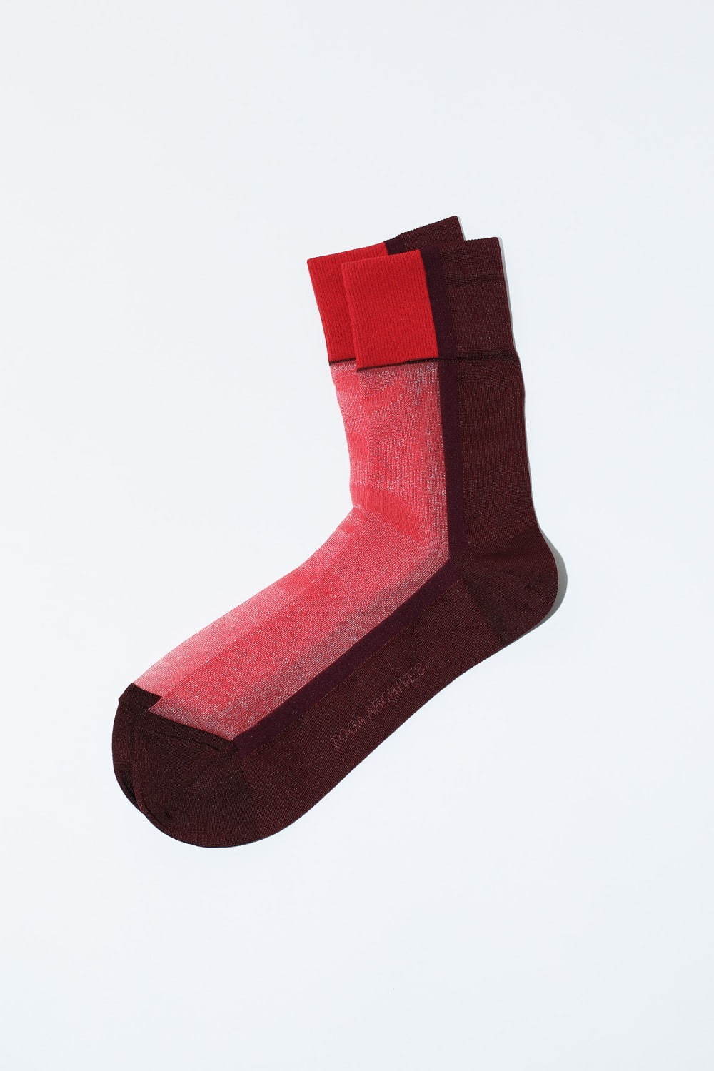トーガ×タビオの靴下 - “東賀”の文字デザインやシアー素材ソックス、メンズ＆ウィメンズで｜写真4