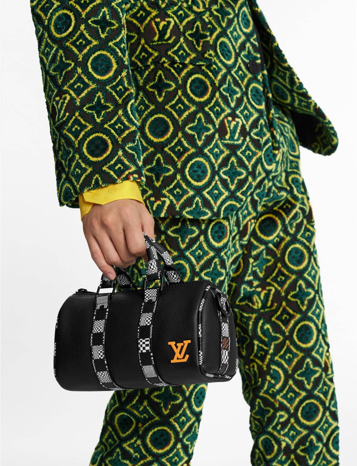 ルイ・ヴィトン“XSサイズ”新作ミニバッグ、ニットマスコットや“スカ”音楽着想のダミエ・パターン - ファッションプレス