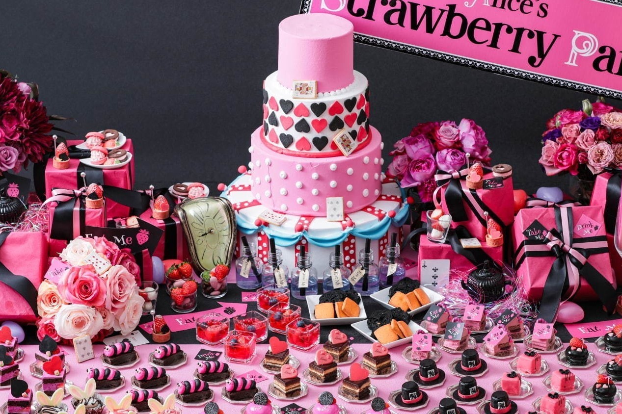 不思議の国のアリス｜“ピンク＆ブラック”の「不思議の国のアリス」苺デザートブッフェが名古屋で、いちごムースやカヌレ