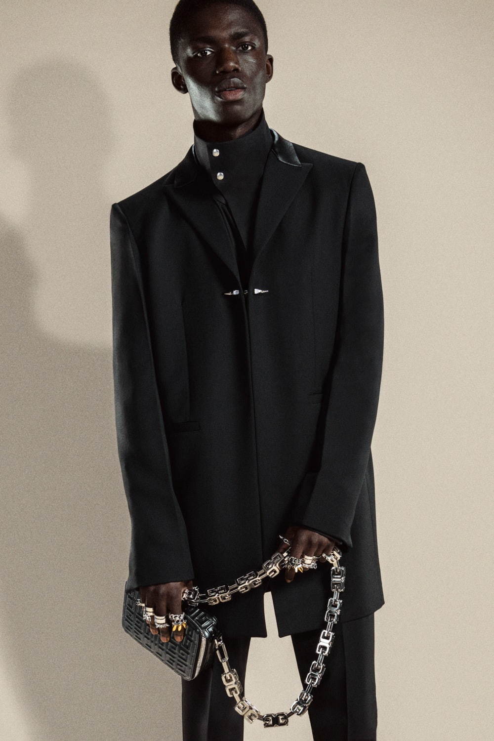 新品ジバンシィ GIVENCHY ファーポンチョ ケープ黒ブラックカシミヤ100 Givenchy/ジバンシィ｜ハンドバッグ