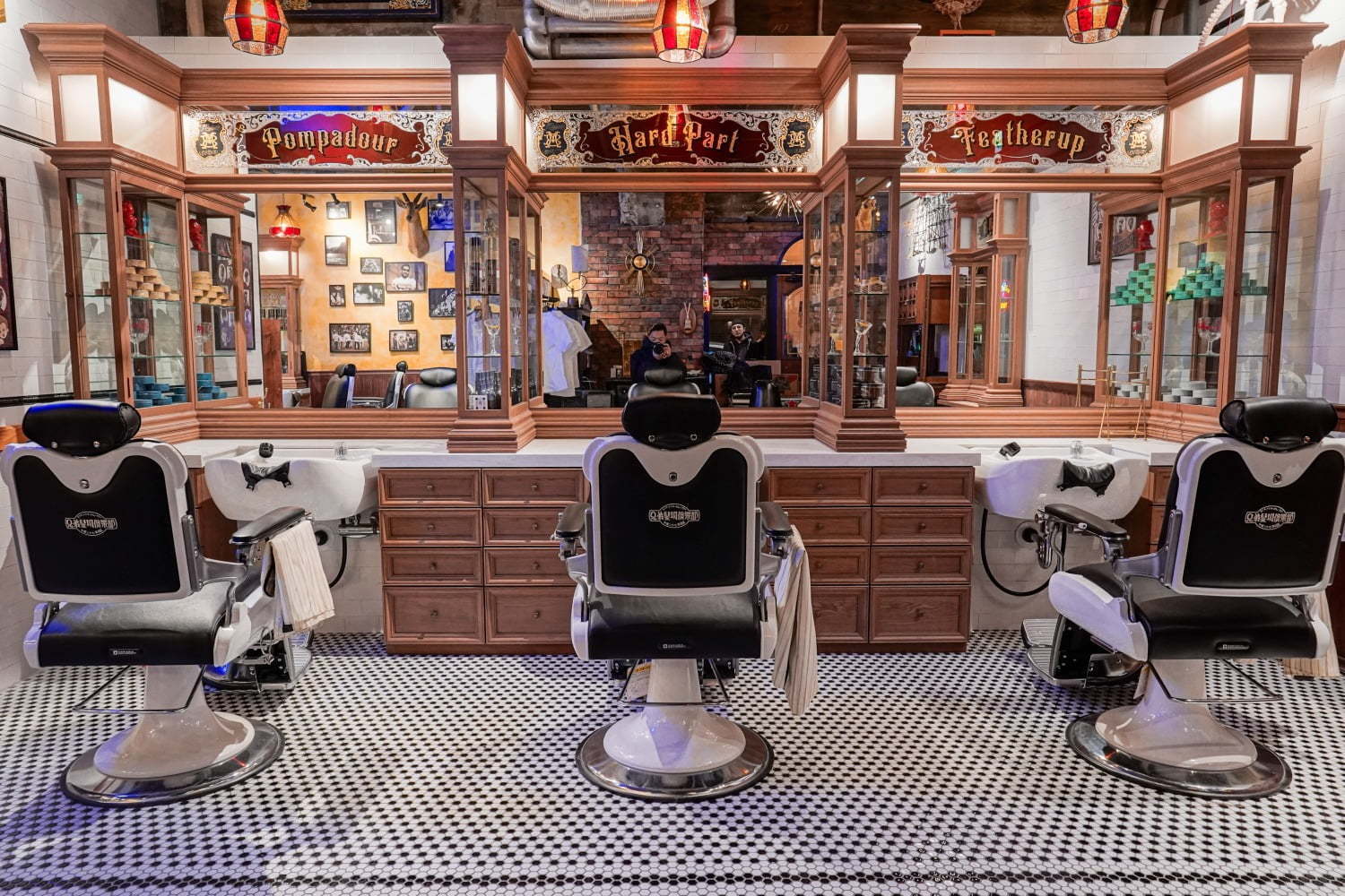 バーバーサロン(理髪店)｜ミスターブラザーズ・カットクラブ、大阪梅田に“隠れ家レコードバー”併設のバーバーショップをオープン