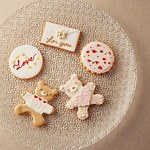 京都ホテルオークラのバレンタイン、バラ風味のハート型チョコやクマモチーフのクッキーなど｜写真6