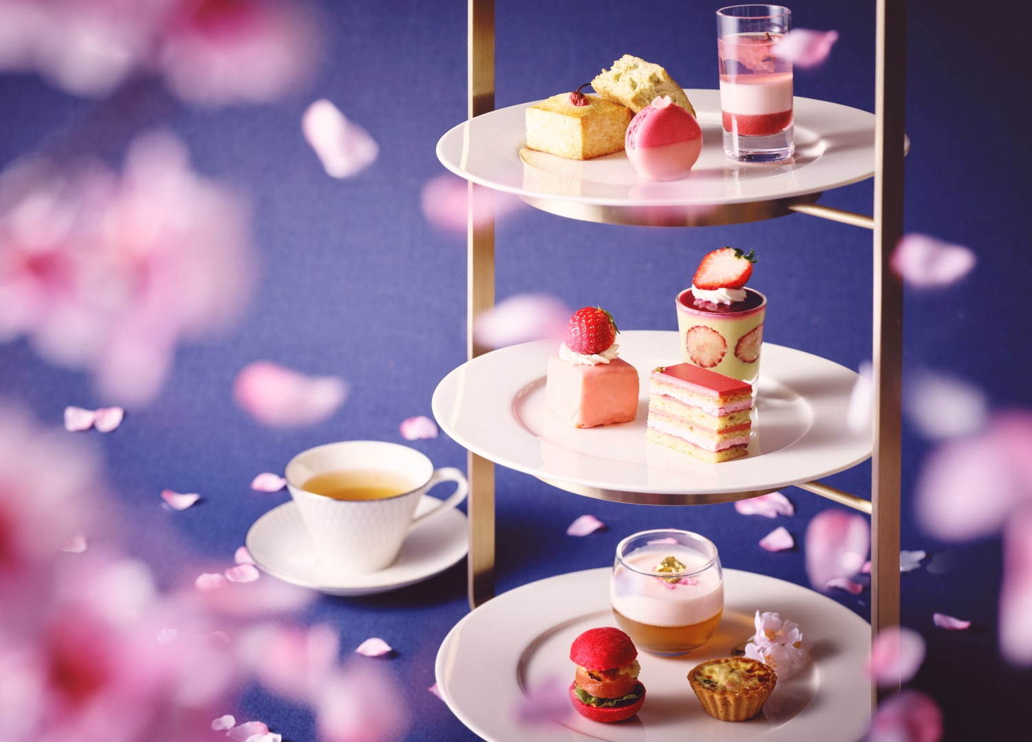 ＜ストリングスホテル東京インターコンチネンタル＞苺＆桜スイーツが並ぶ「桜いちごアフタヌーンティー」