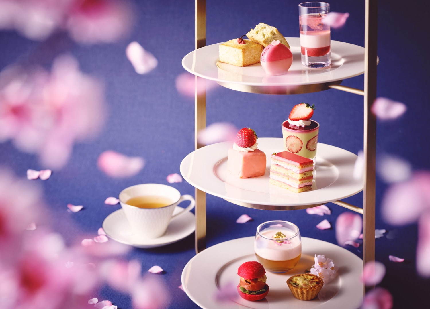 ストリングスホテル東京インターコンチネンタルで 桜いちごアフタヌーンティー ピンクの苺 桜スイーツ ファッションプレス