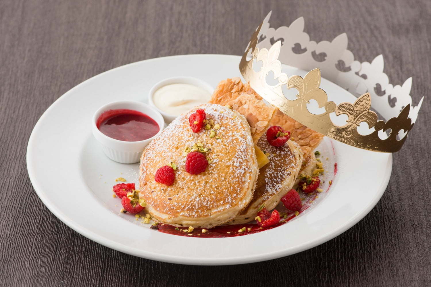 サラベスから“ガレット・デ・ロワ風”パンケーキ、アーモンドクリーム×さくさくパイ生地をサンド