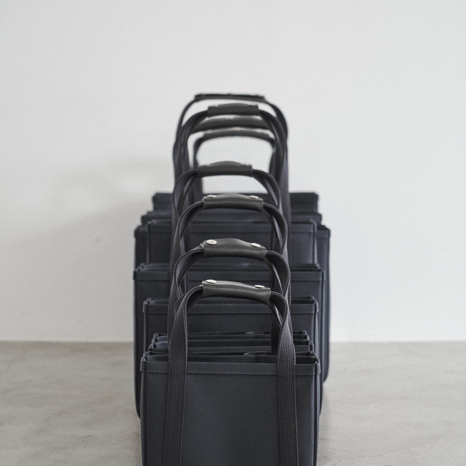 グラフペーパー×チャコリのトートバッグ、ミニマルなデザインを8サイズで展開｜写真6