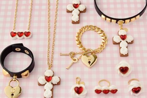 Q-pot.のバレンタインアクセサリー、ハート南京錠ネックレスや“十字架”クッキーのチャームなど
