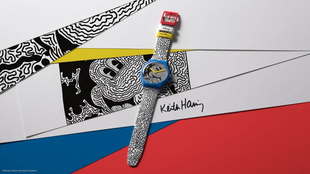 スウォッチ"キース・へリングが描くミッキーマウス"の腕時計、赤ズボン着想や白黒曲線ストラップ｜写真3