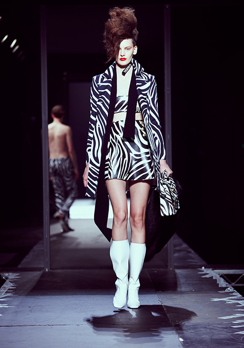 J.W.アンダーソン フォー ヴェルサス ヴェルサーチェ(J.W.Anderson for Versus Versace) 2013-14年秋冬ウィメンズ&メンズコレクション  - 写真26