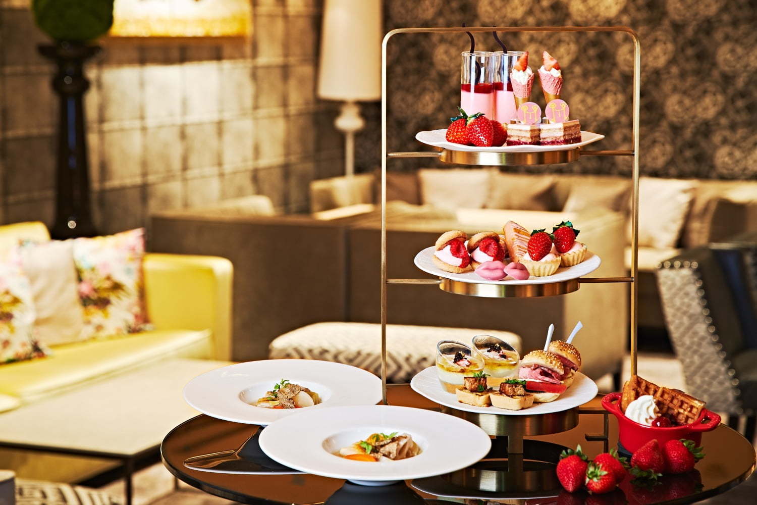 ザ ストリングス 表参道“苺＆ルビーチョコ”の平日限定アフタヌーンティー、ブランド苺の食べ比べも