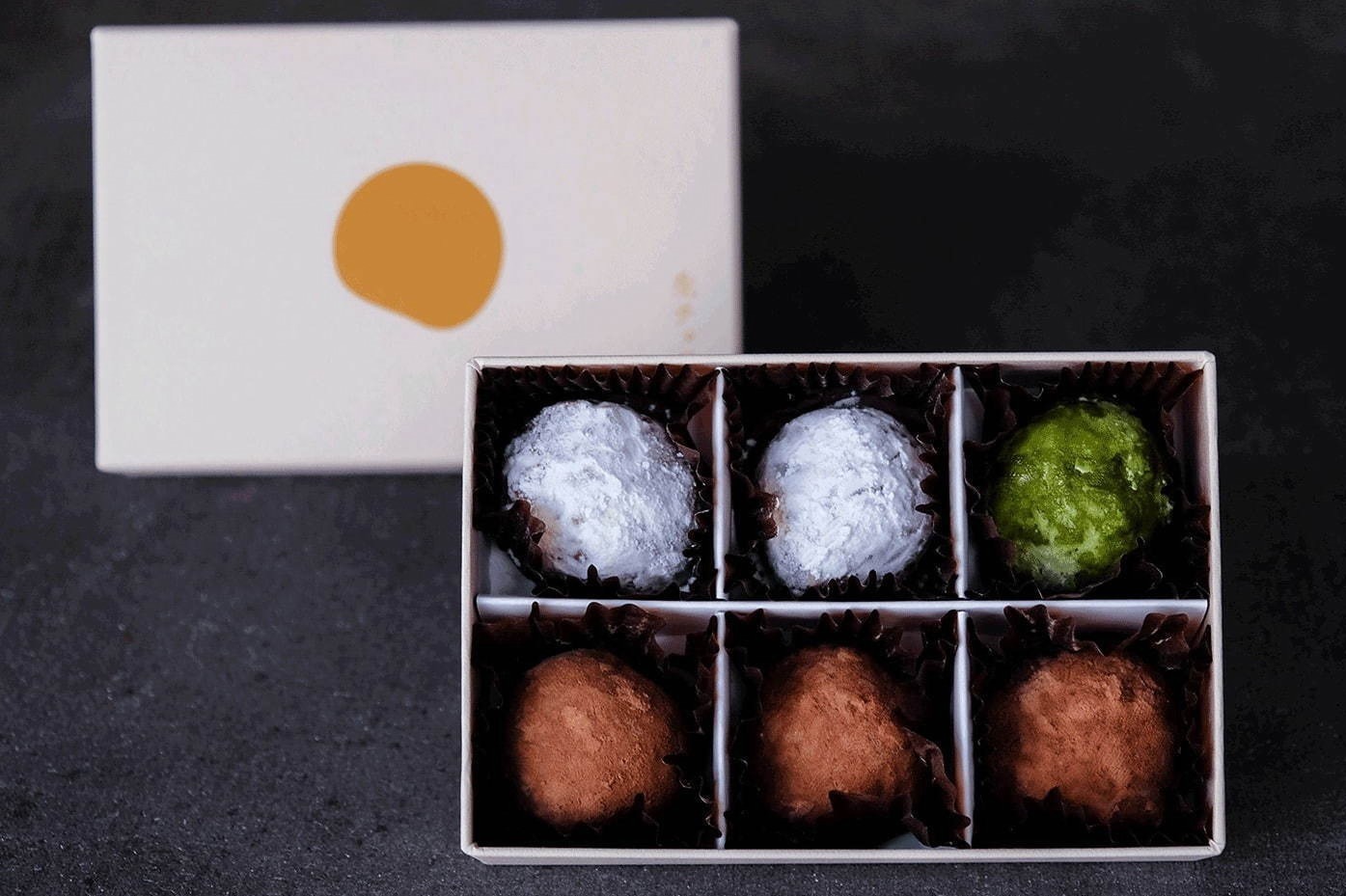 和菓子｜鎌倉「カカオハナレ」の新作和菓子「生チョコ大福」6種のアロマチョコレートを練り込んで