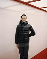 モンクレールの新作ダウンジャケット、“牛の星座”刺繍を施した天体グラフィック｜写真11