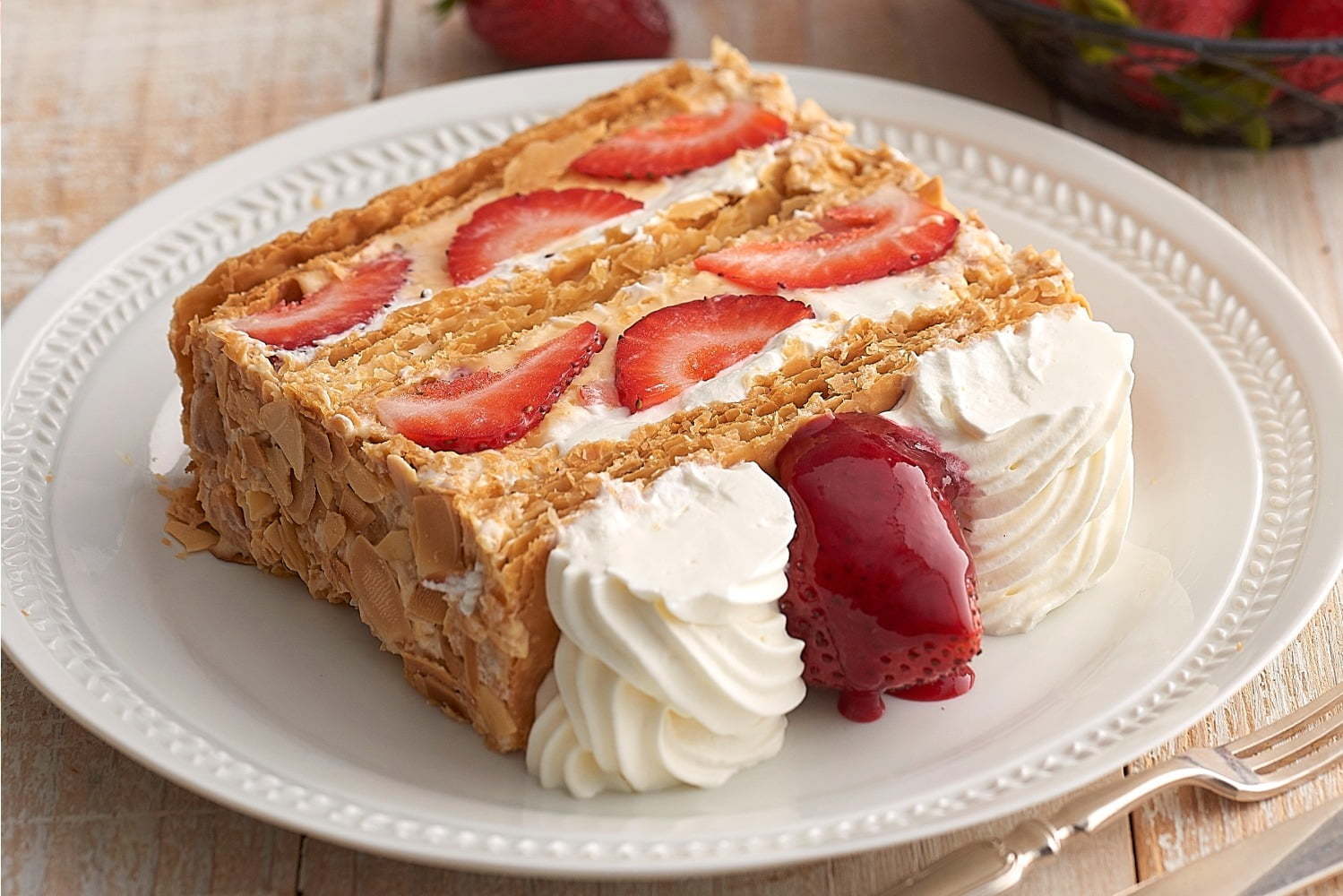 キハチ「KIHACHIのナポレオンパイ」旬の苺×サクサクパイを重ねた人気No.1名物パイ