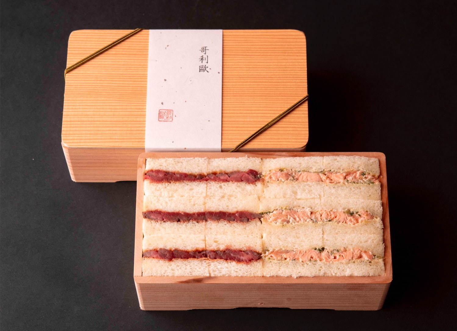 人気高級ステーキ店「哥利歐」“炭焼きステーキ&自家高温燻製サーモン”サンドウィッチ|写真1