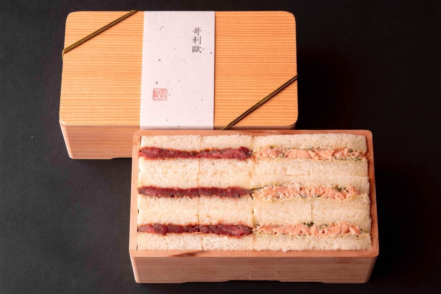 ステーキ｜人気高級ステーキ店「哥利歐」“炭焼きステーキ＆自家高温燻製サーモン”サンドウィッチ