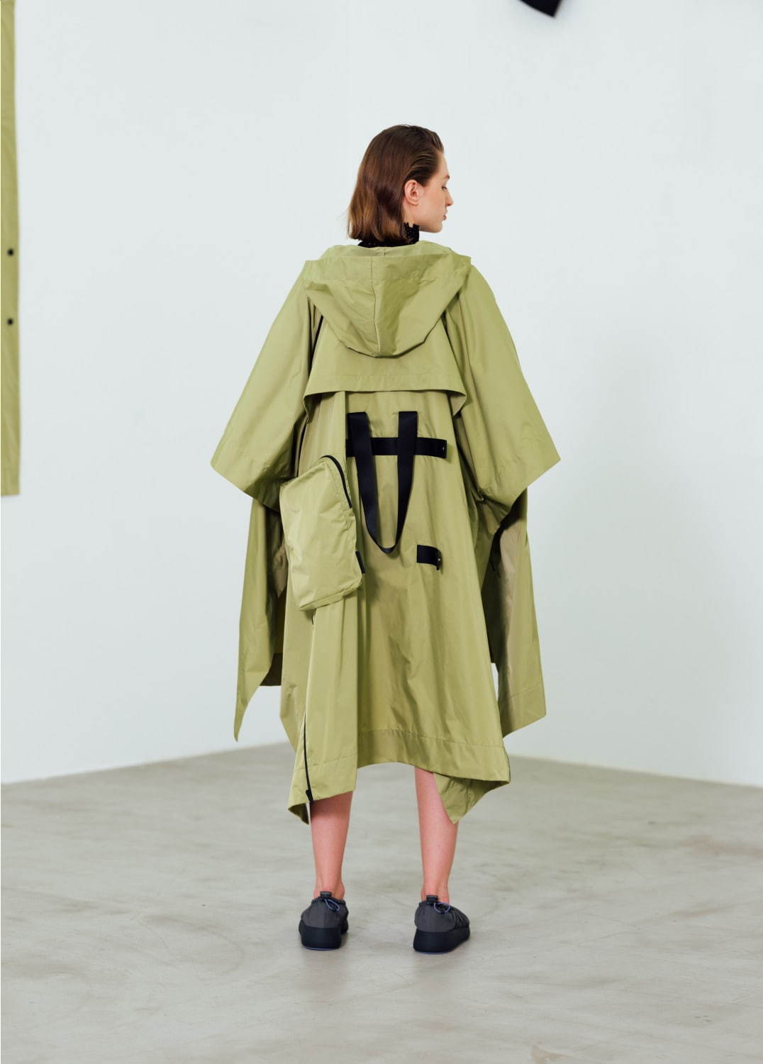 イッセイ ミヤケの“小さく畳める”新作ウェア、服＆バッグを掛け合わせたコートやパンツ｜写真4