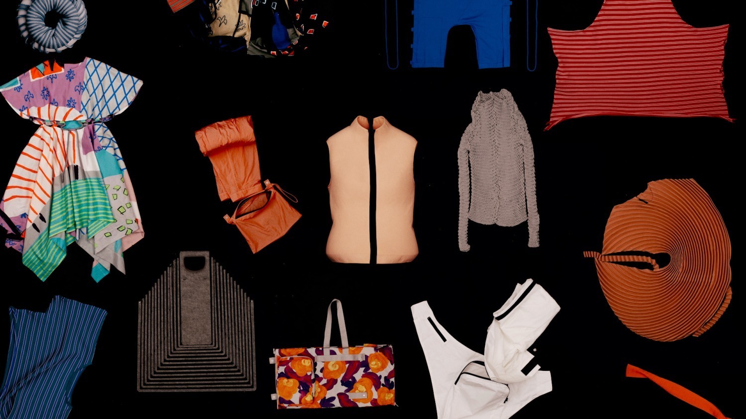 イッセイ ミヤケの“小さく畳める”新作ウェア、服＆バッグを掛け合わせたコートやパンツ｜写真15