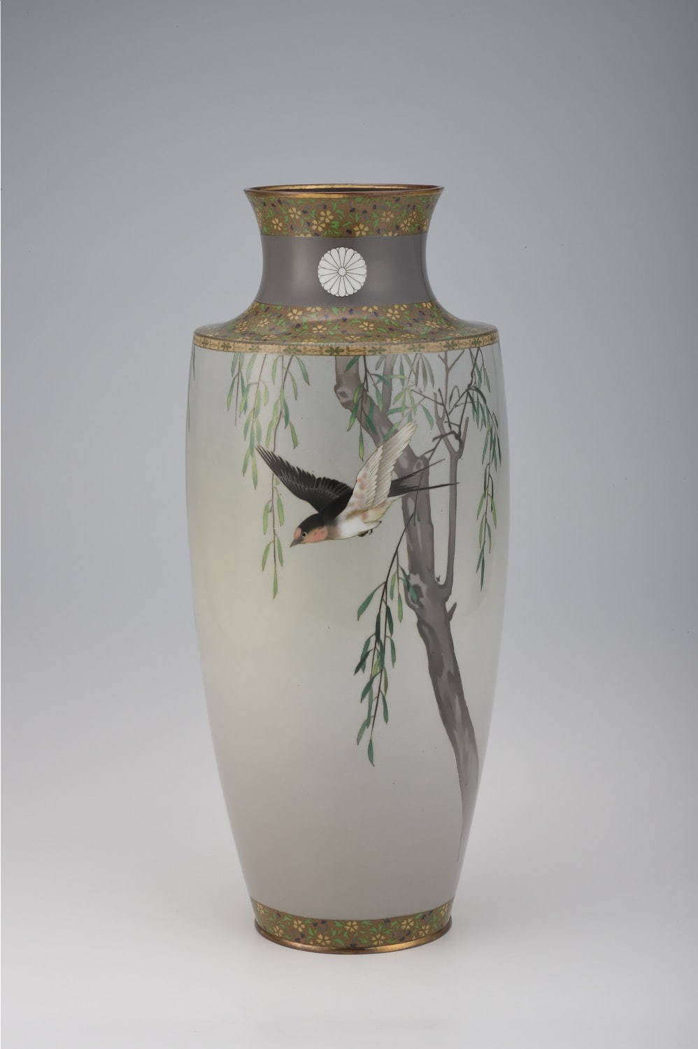 濤川惣助作 渡辺省亭下絵《柳燕図花瓶》 明治時代後期 七宝 京都国立近代美術館 撮影：木村羊一