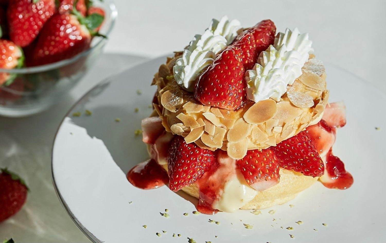 とちおとめ｜スフレパンケーキ専門店「フリッパーズ」新作、とちおとめの“ミルフィーユ風”苺パンケーキ