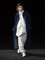 Y'sの新作ウェア、着古した“ワークウェア”のようなコート＆マニッシュなレーヨンジャケット｜写真10