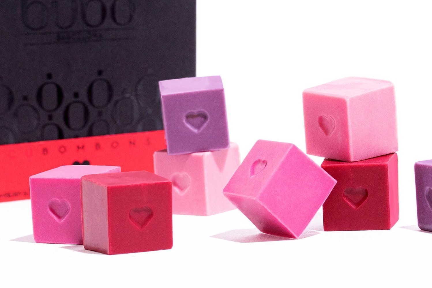 ブボ・バルセロナのバレンタインチョコ「キューブボンボン ラブ」ローズ＆フルーツの豊かな香り