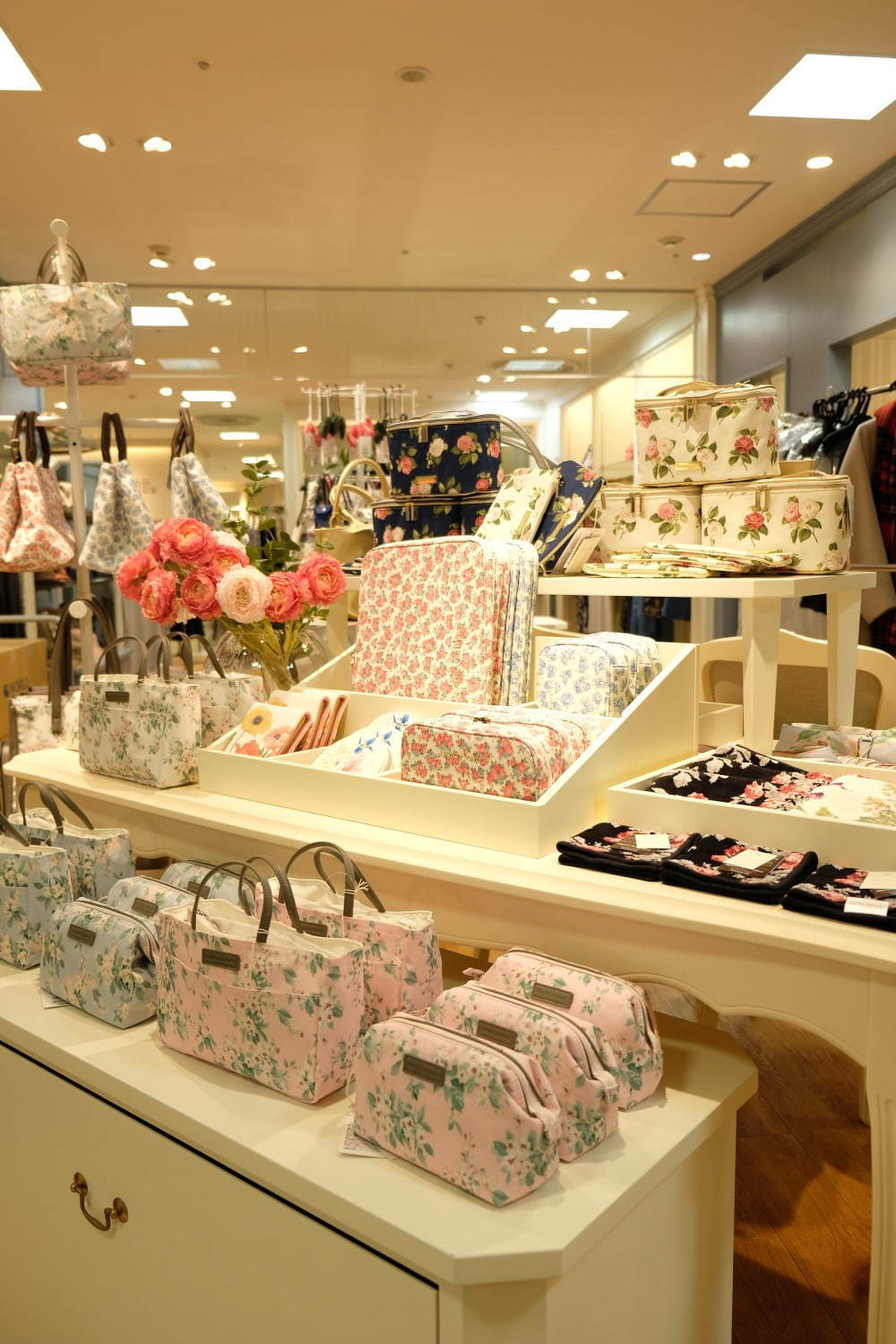 ローラ アシュレイが直営店を日本再出店 東京 札幌など7つの百貨店にオープン ファッションプレス