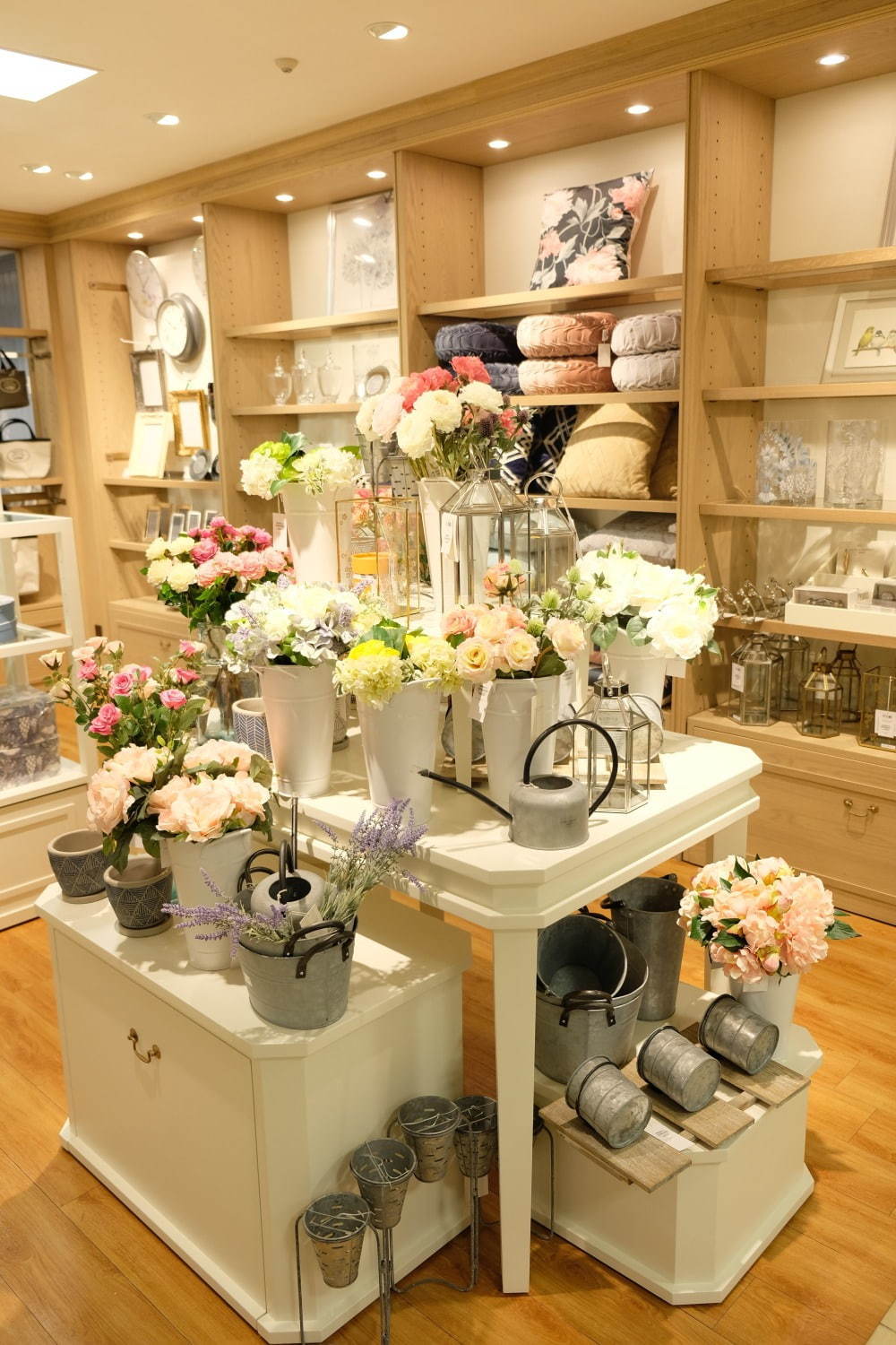 ローラ アシュレイが直営店を日本再出店、東京・札幌など7つの百貨店に