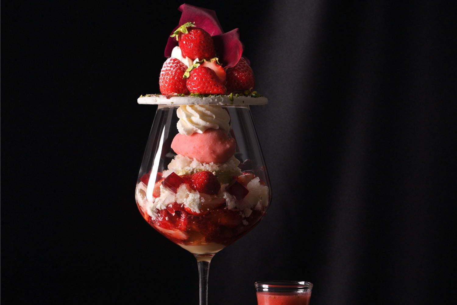 とちおとめ｜“ローズ＆ベルガモット香る”4種のいちごパフェ、ビューティーコネクション銀座で