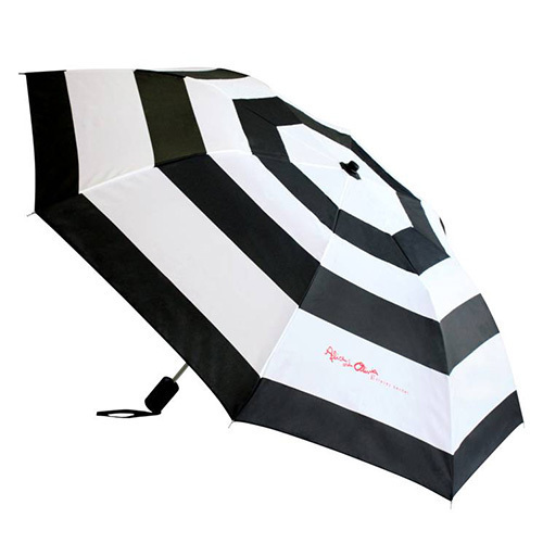 流行のストライプを傘で取り入れて - アリス アンド オリビアからオリジナルの傘が登場 | 写真