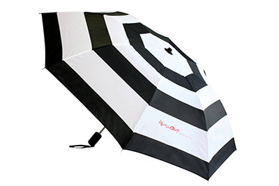流行のストライプを傘で取り入れて - アリス アンド オリビアからオリジナルの傘が登場