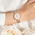 ヴィクトリア・ハイド ロンドン“シャーロット王女”イメージの新ウォッチ、柔らかに光る白蝶貝で｜写真3